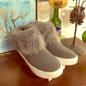 Cute zip-up high top shoes,fur detail